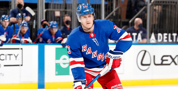 Играет в матче