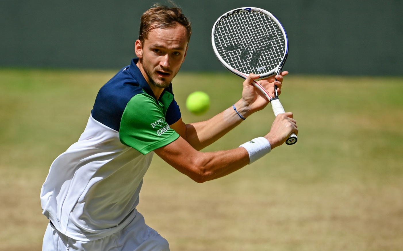 Теннисист отбивает мячик