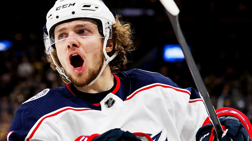 Играет в хоккей 