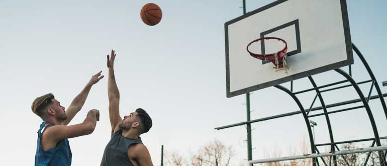 Закидывают мяч в кольцо