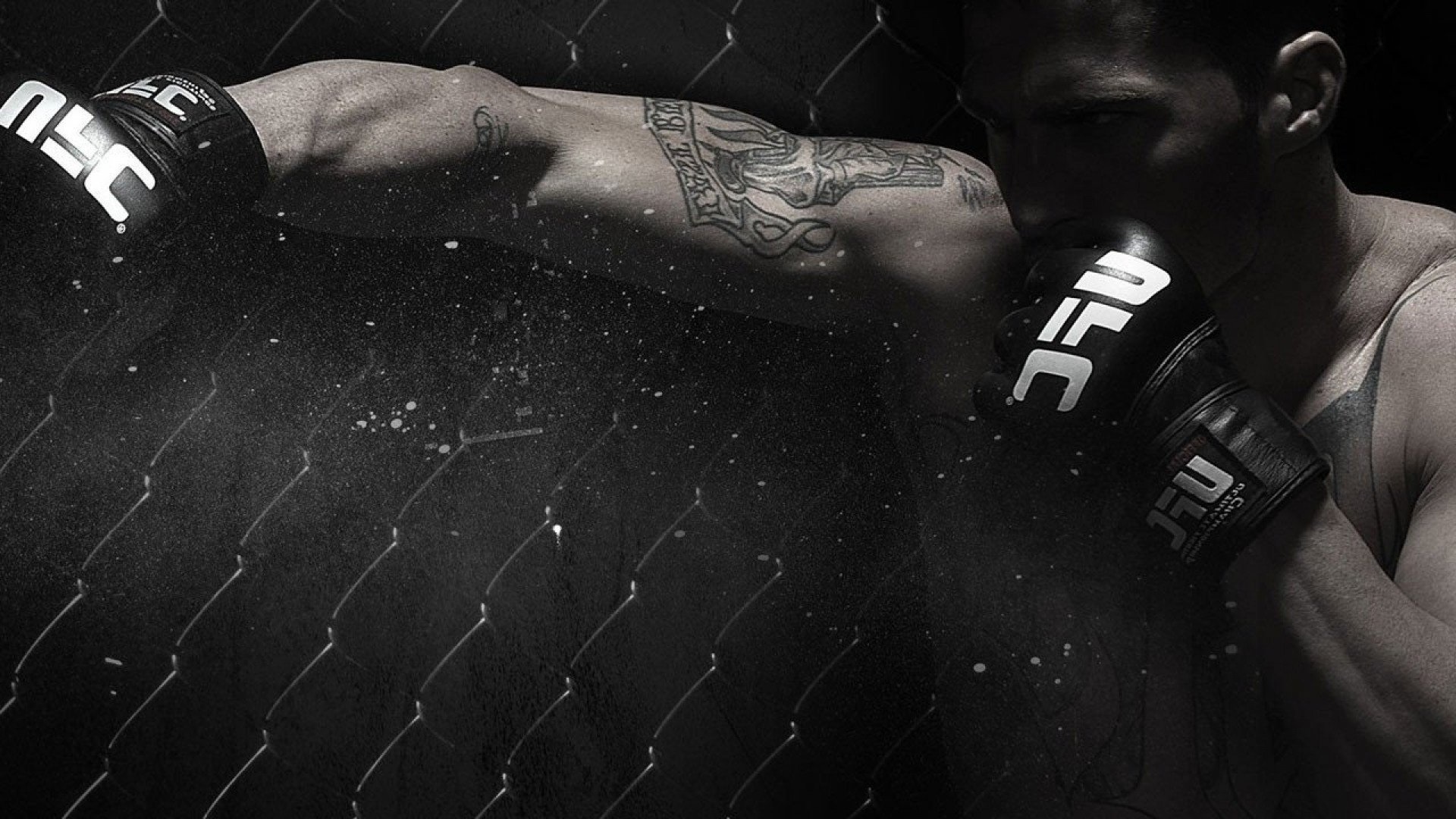 Боец ММА спёрся на клетку