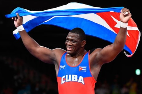 поднял флаг Кубы над головой Лопьес