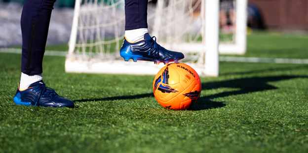 Бутсы и мяч