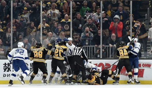 Бються на поле хоккеисты