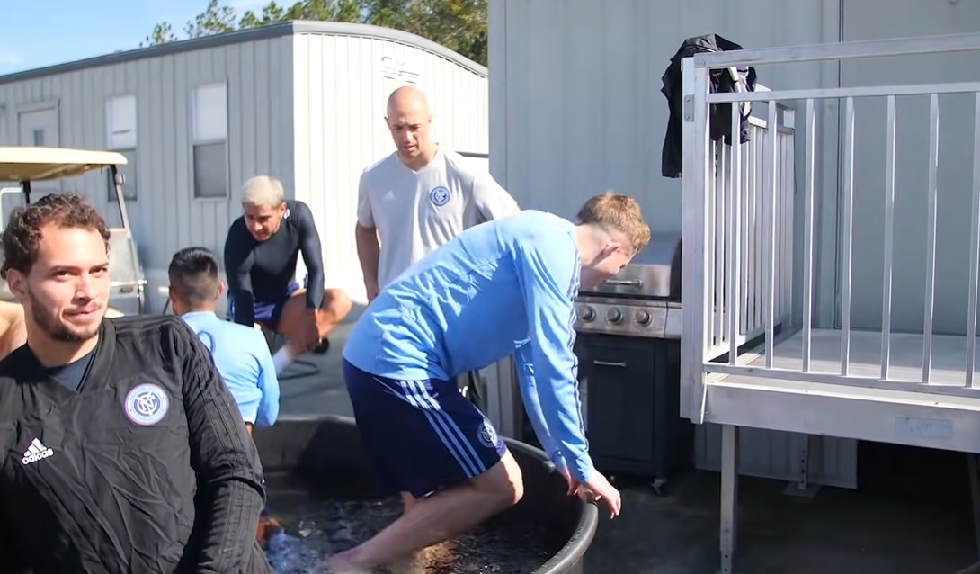 Погружение в ледянную воду футболиста 