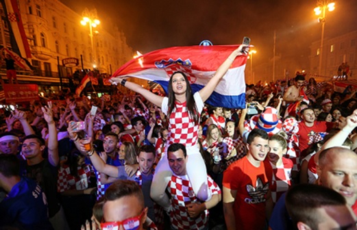 Девушка держит флаг