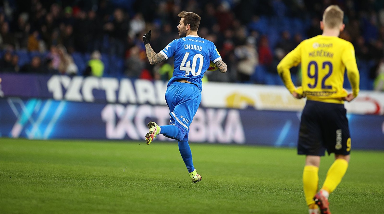 Футболист забил гол