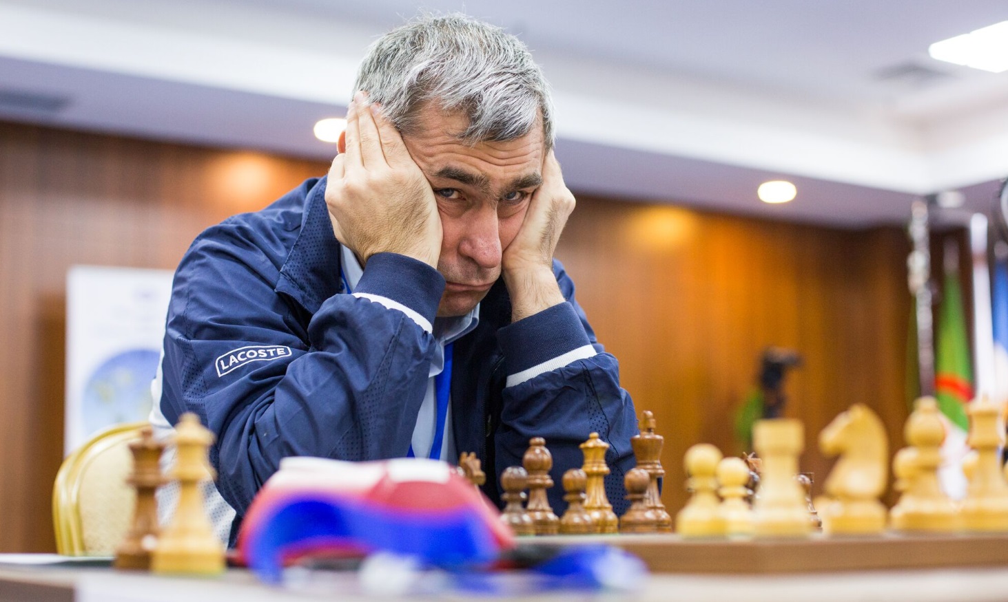 Думает ходы