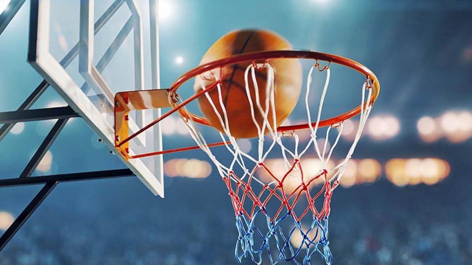 Мячик бросают в корзину