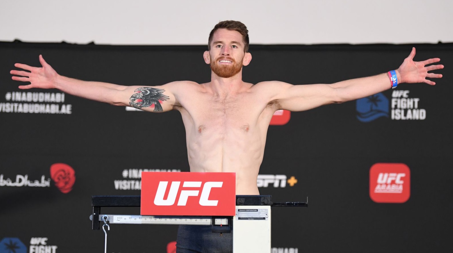 Боец на взвешевании