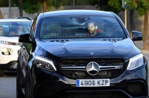 Месси смотрит на прибор