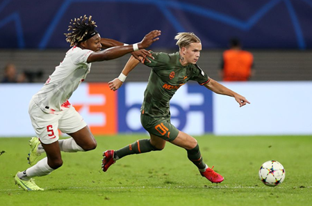 Мудрик играет в футбол