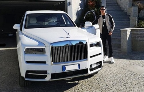 Роналду возле Ролс Ройса купленого