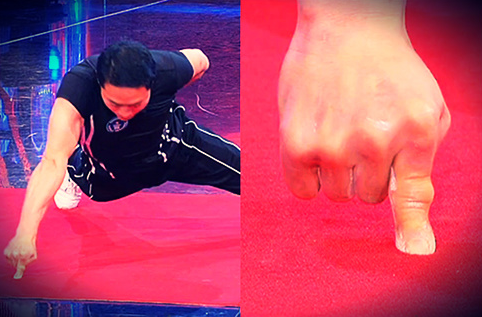 Отжимания вися на указательном пальце