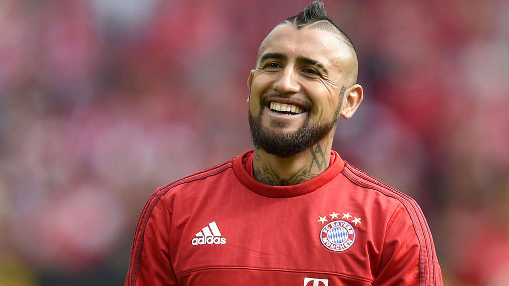 Улыбается на фотке