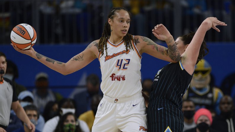 Играет в Баскетбол