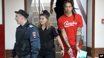 В наручниках