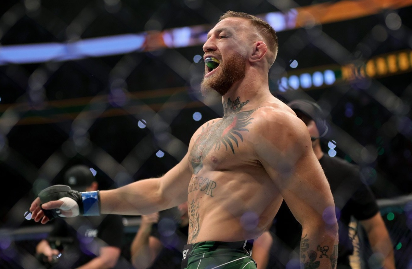 На ринге в капах боец