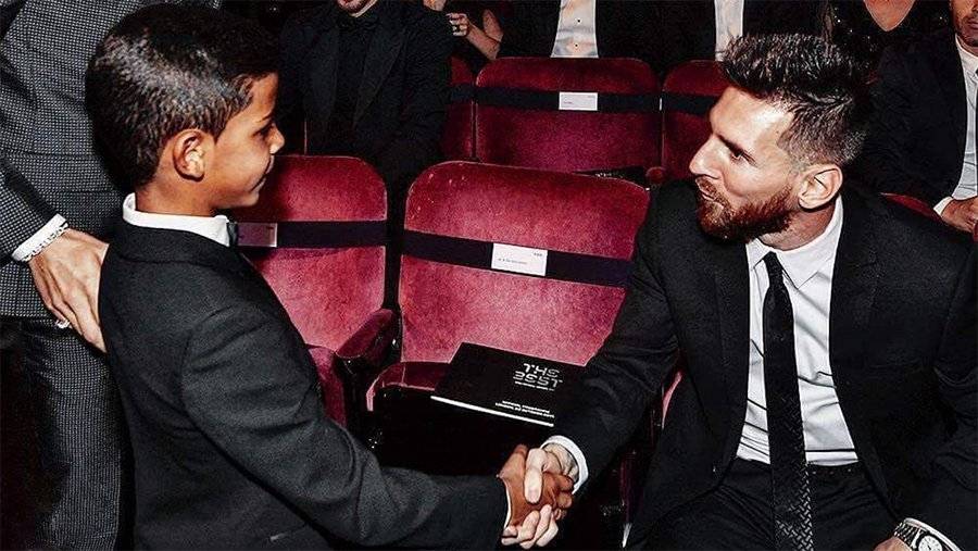Messi et son fils Ronaldo se serrent la main