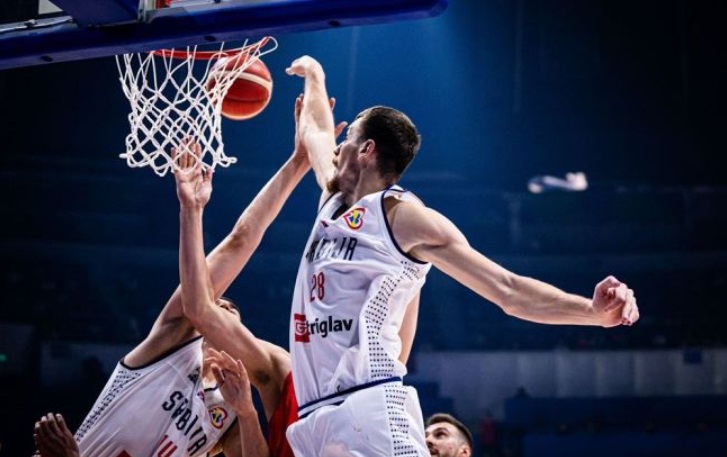 Закидывает в кольцо