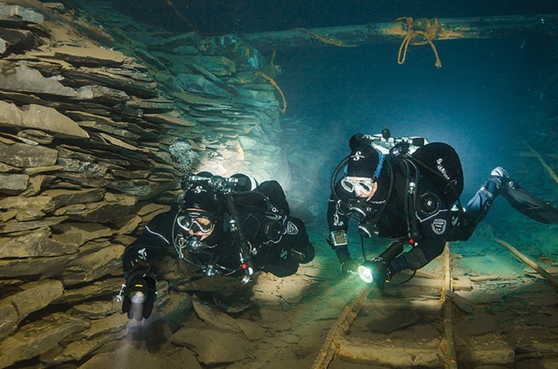 Два водолаза под водой