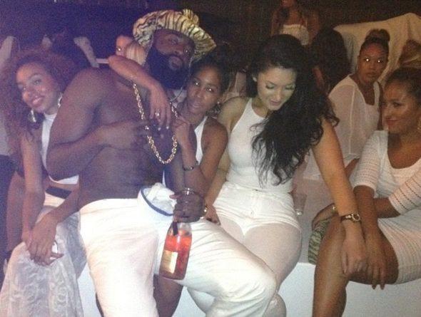 Отдыхает в клубе