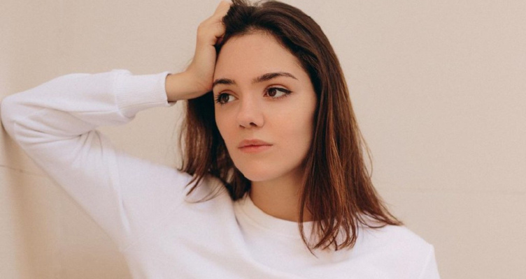 позирует на камеру