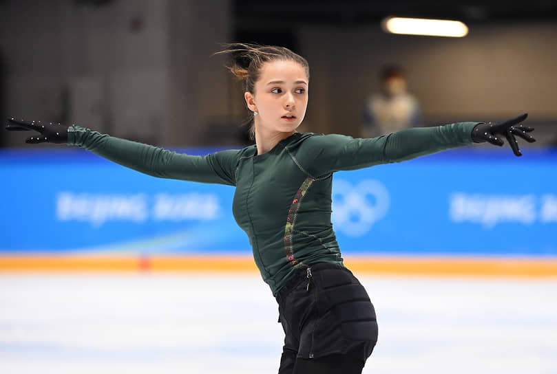 Катается на льду