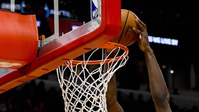 Закидывает мяч