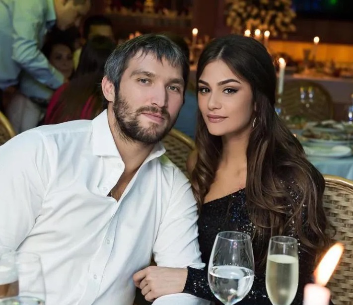 с женой хоккеист