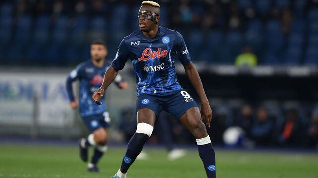 футболист в маске