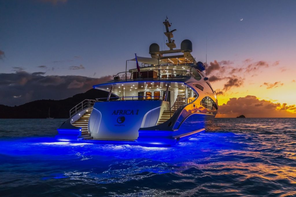 Яхта плывет