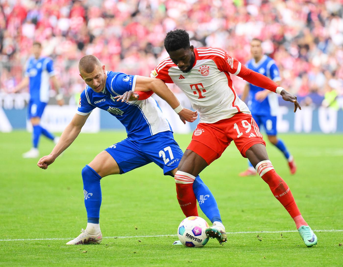 два игрока боряться за мяч 