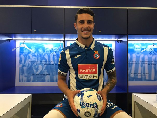 Футболист с мячом