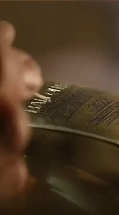 Наносят гравировку