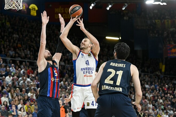 Барселона победила Анадолу Эфес