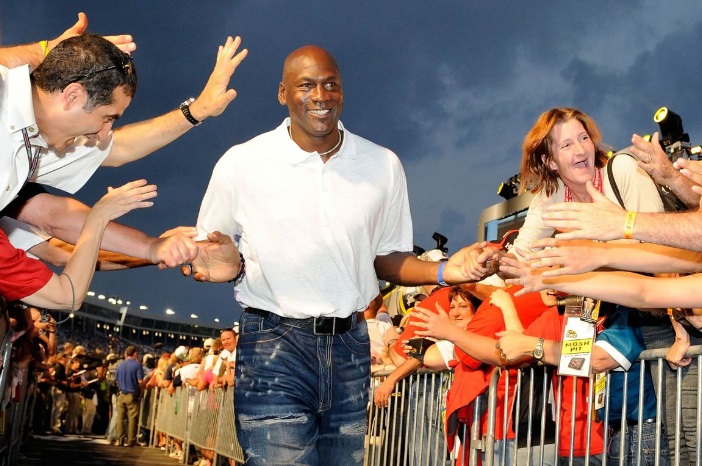 Баскетболист и люди