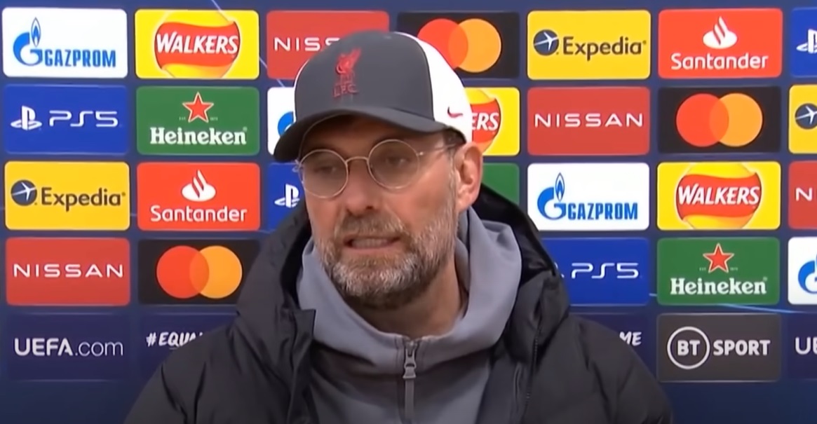 в кепке, курточке тренер