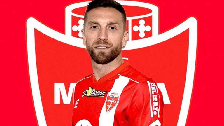 На фотке эмблема клуба