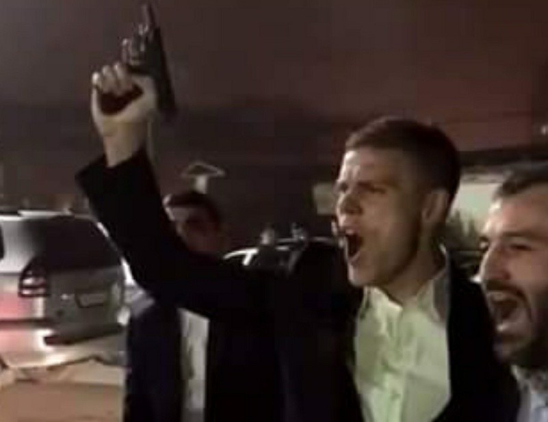 Пистолет и игрок