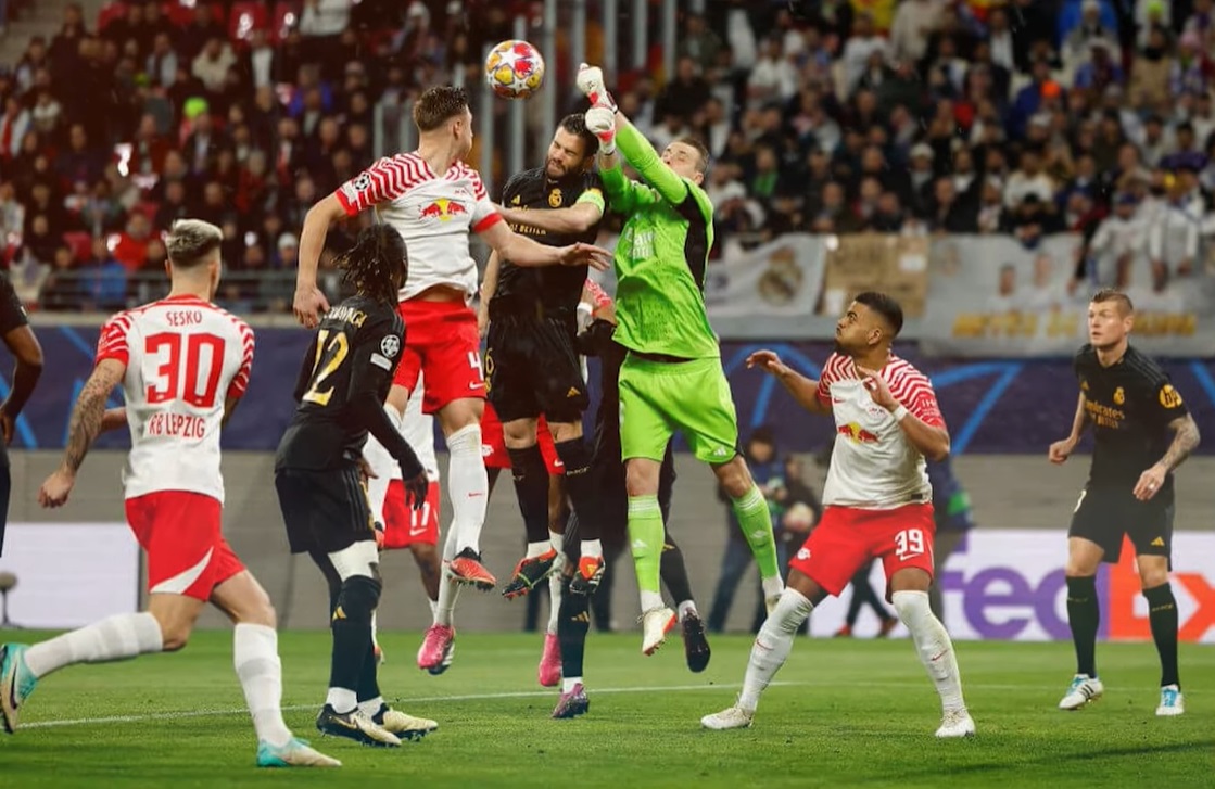 Mundur, buty, piłka