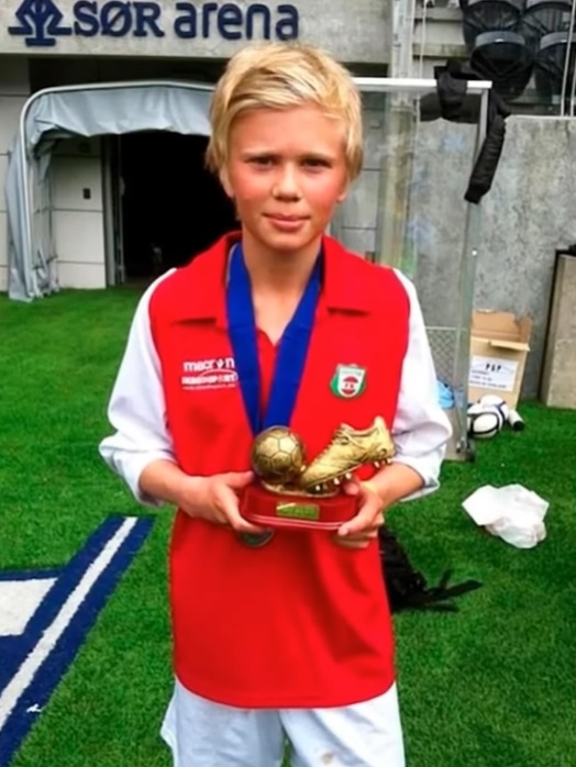 Держит трофей