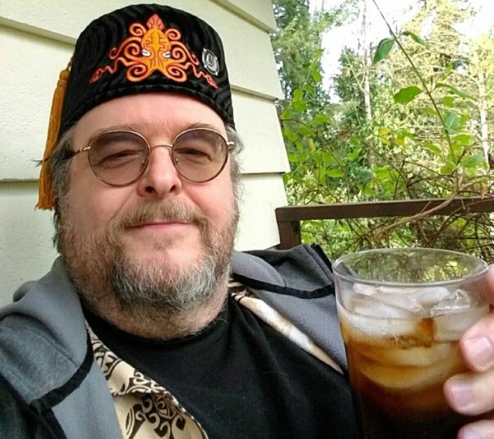 Пьет напиток