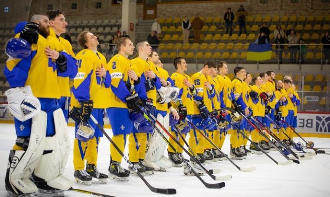 Хоккеисты с клюшками