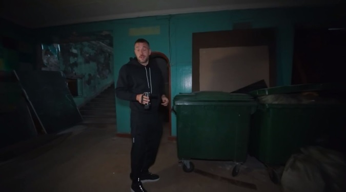 Мусорка и человек