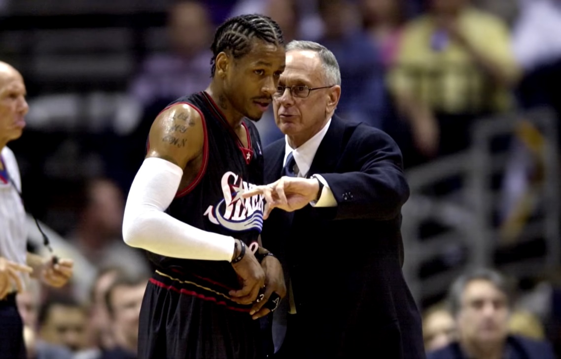 Баскетболист с тренером