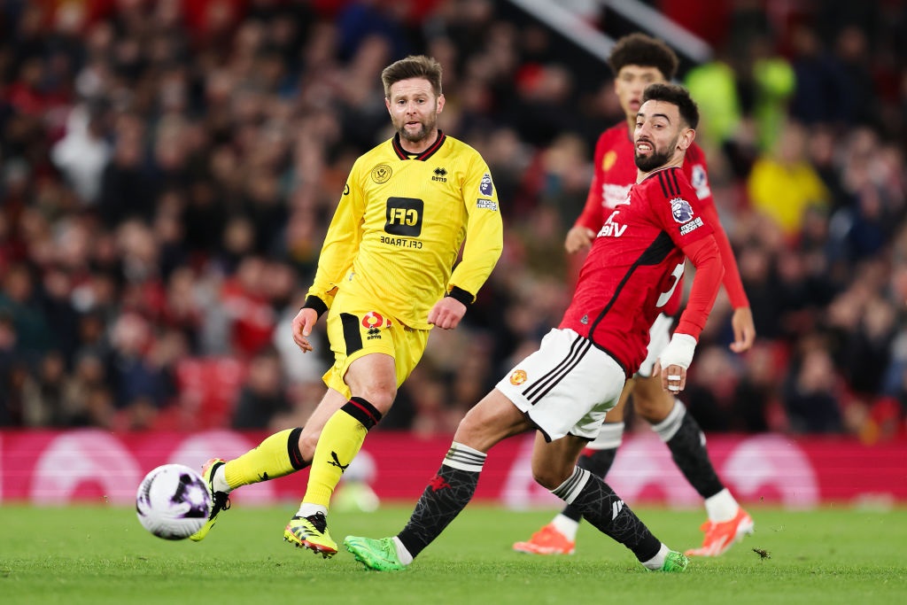 Два игрока на поле и мяч