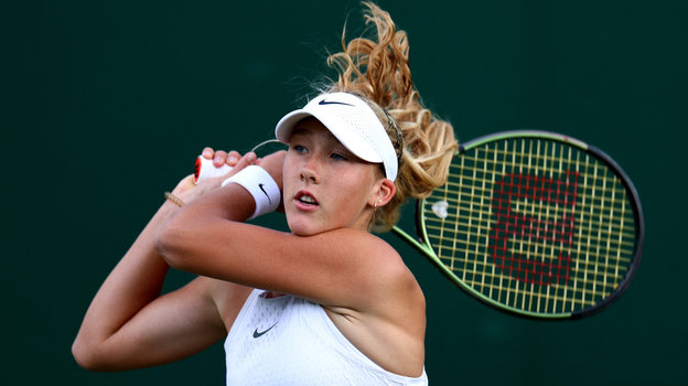 Теннисистка с ракеткой и кепкой