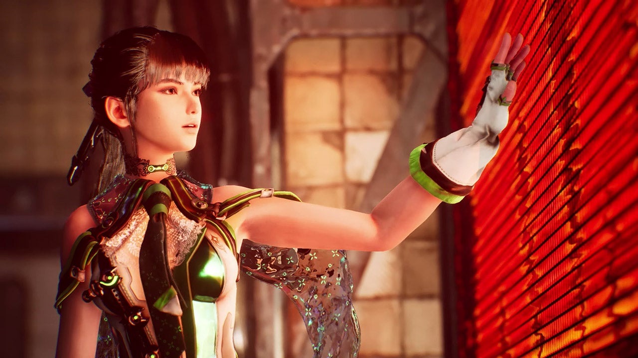 Девушка трогает жалюзи окна