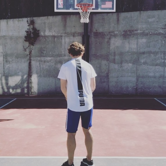 Будет бросать в кольцо баскетбольное